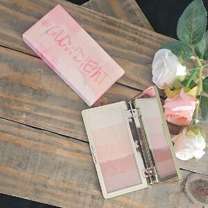 L'Oreal Glowident Blush Palette - Soft Pink Hues